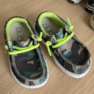 Toddler boy Hey Dudes size 6